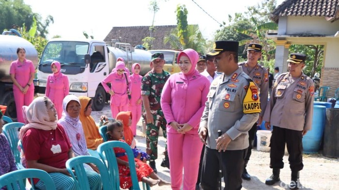 Kapolres Tuban AKBP Suryono ikut langsung menyalurkan bantuan air bersih ke warga
