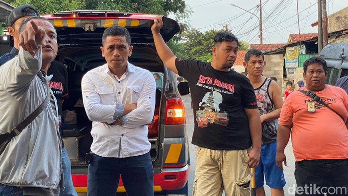 Kasat Reskrim Polres Metro Depok AKBP Yogen Heroes Baruno (berkemeja putih) cek lokasi pria dibunuh di Sukmajaya