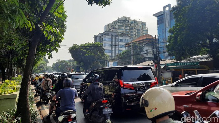Kemacetan di Jalan Raya Pasar Minggu, Jaksel, Rabu (21/6) pukul 09.30 WIB (Annisa/detikcom).
