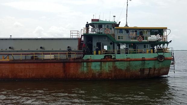 Kementerian Kelautan dan Perikanan menangkap kapal angkut pengeruk pasir laut diduga ilegal di Pulau Rupat, Bengkalis, Riau. (Dok. mediacenter.riau)