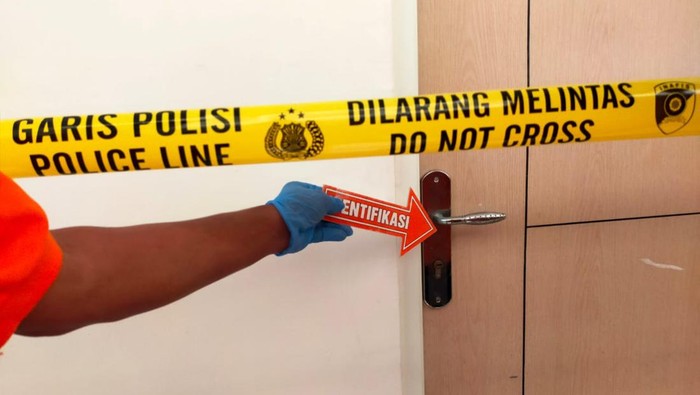 Mahasiswa Universitas Halu Oleo (UHO) Kendari berinisial MR (20) ditemukan tewas di dalam asrama kampus.