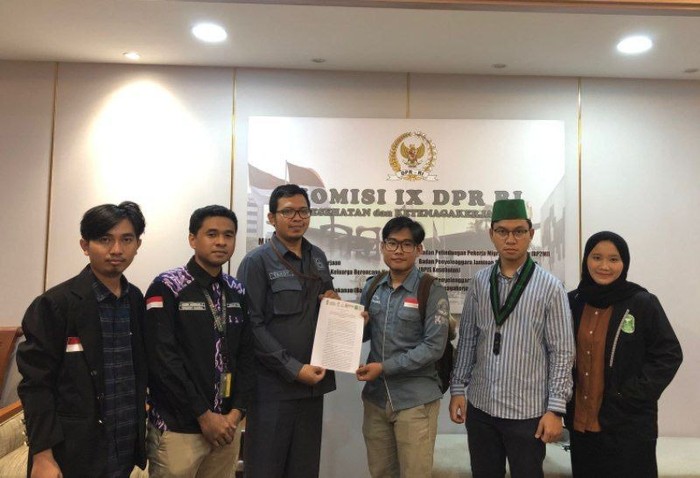 Koalisi Mahasiswa Kesehatan memprotes lolosnya RUU Kesehatan dari Komisi IX DPR RI.