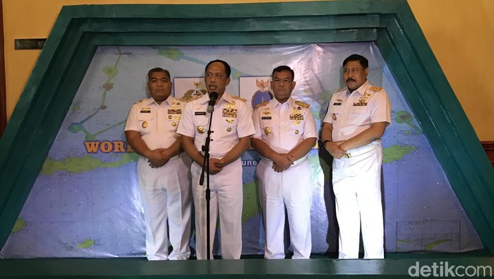 Komandan Pusat Hidro-oseanografi TNI AL (Danpushidrosal) Laksamana Madya (Laksdya) Nurhidayat bersama pati TNI AL lain usai acara peringatan Hari Hidrografi Dunia ke-102 yang digelar Pushidrosal di Balai Samudera, Kelapa Gading, Jakut (Firda CA/detikcom)