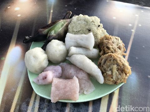 Jajanan yang biasa disantap bersama tew fu sui.