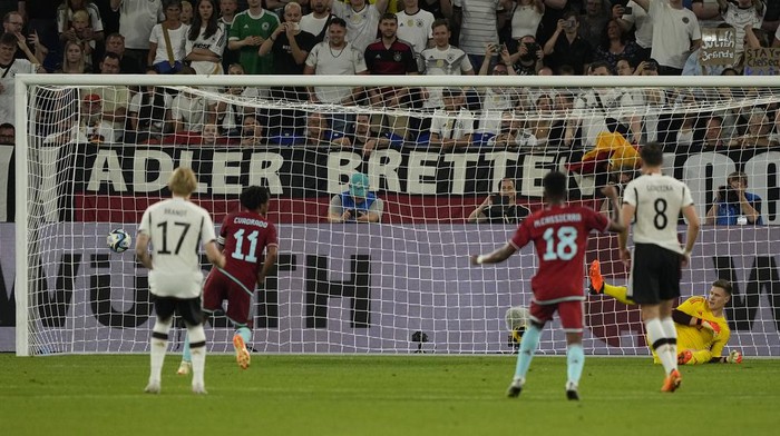 Colombias Juan Cuadrado, second left, scores his sides second goal from the penalty spot during an international friendly soccer match between Germany and Colombia at Veltins-Arena, in Gelsenkirchen, Germany, Tuesday, June 20, 2023. (AP Photo/Martin Meissner)