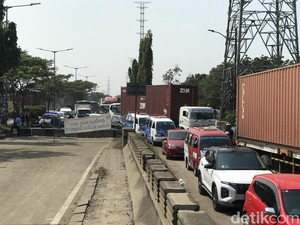 Jembatan Amblas Jalan Marunda Jakut Diperbaiki, Lalin Macet