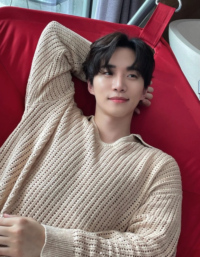 Tahukah kamu kalau Lee Junho kidal? Namun ia rela belajar menggunakan tangan kanan saat berperan sebagai Putra Mahkota Yi San dalam drama ‘The Red Sleeve’. Pantas saja mendapatkan penghargaan sebagai aktor terbaik. Foto: Instagram