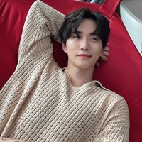 Tahukah kamu kalau Lee Junho kidal? Namun ia rela belajar menggunakan tangan kanan saat berperan sebagai Putra Mahkota Yi San dalam drama ‘The Red Sleeve’. Pantas saja mendapatkan penghargaan sebagai aktor terbaik. Foto: Instagram