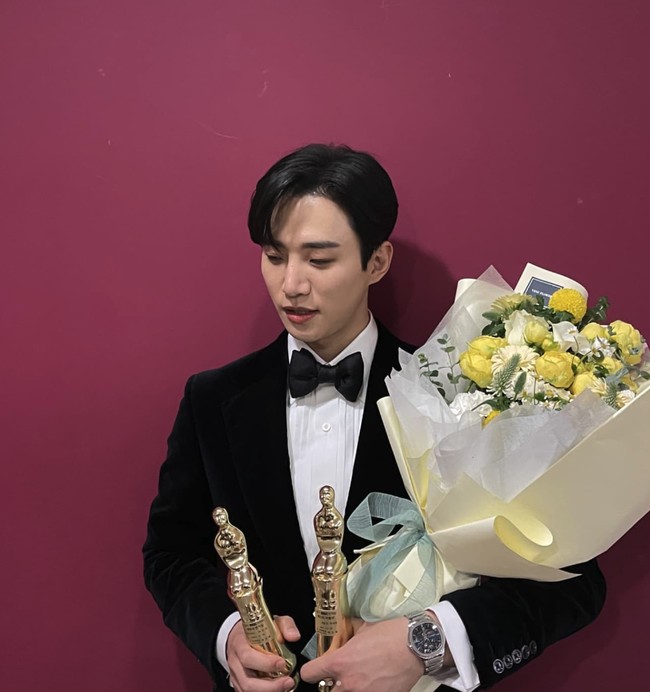 Sebelum bermain dalam King the Land, Lee Junho pernah meraih penghargaan sebagai aktor terbaik di 2021 MBC Drama Awards dan 2022 (58th) BaekSang Arts Awards. Foto: Instagram