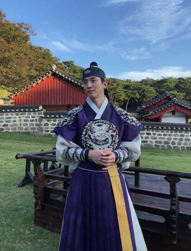 Pria berusia 33 tahun itu menjadi aktor terbaik setelah membintangi drama The Red Sleeve. Foto: Instagram