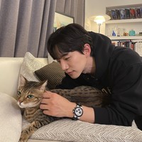 Lee Junho merupakan pecinta kucing dan memiliki beberapa kucing kesayangan di rumahnya. Foto: Instagram