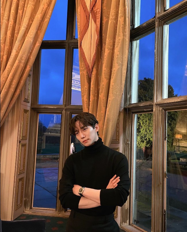 Lee Junho berperan sebagai chaebol (orang kaya) di King the Land. Dia merupakan pewaris keluarga konglomerat yang berkepribadian dingin dan angkuh. Foto: Instagram