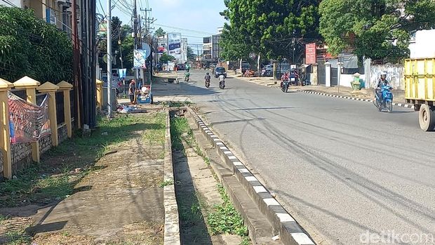 Lokasi kejadian pemotor seret anjing di Jambi.