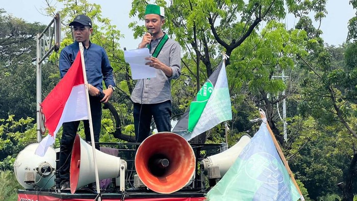 Massa Badan Koordinasi Nasional Lembaga Konsultasi dan Bantuan Hukum Mahasiswa Islam (Bakornas LKBHMI PB HMI) gelar aksi di Gedung MA. Begini aksinya.