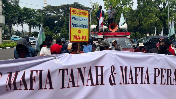 Massa Badan Koordinasi Nasional Lembaga Konsultasi dan Bantuan Hukum Mahasiswa Islam (Bakornas LKBHMI PB HMI) gelar aksi di Gedung MA. Begini aksinya.