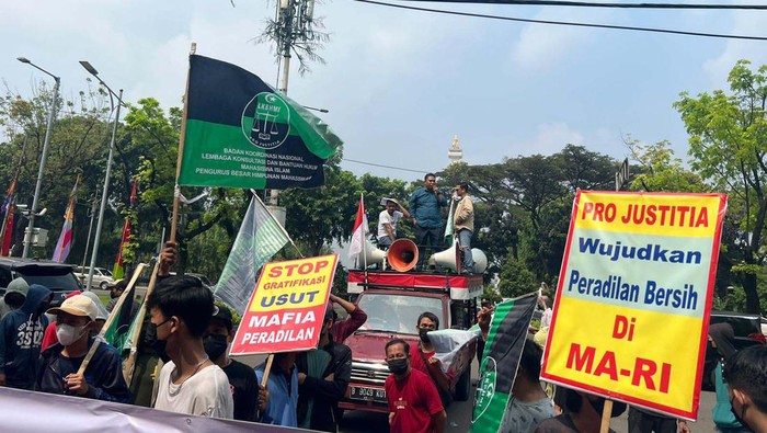 Mahasiswa Geruduk MA Tuntut Usut Tuntas Kasus Mafia Tanah Massa Badan Koordinasi Nasional Lembaga Konsultasi dan Bantuan Hukum Mahasiswa Islam (Bakornas LKBHMI PB HMI) gelar aksi di Gedung MA. Begini aksinya.