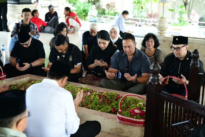 Mantan Panglima TNI, Jenderal TNI (Purn) Andika Perkasa bersama istri, Hetty Andika Perkasa dan anaknya Andrew Perkasa berziarah ke makam proklamator dan presiden pertama RI Soekarno di Blitar, Jawa Timur (Jatim).