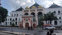 Masjid Agung Sultan Mahmud Badaruddin I adalah salah satu peninggalan Kesultanan Palembang. Pendirinya adalah Sultan Mahmud Badaruddin I Jaya Wikramo. Pembangunan masjid ini memakan waktu 10 tahun, dari tahun 1738 sampai 1748. Peletakan batu pertama pembangunan masjid dilakukan pada 1 Jumadil Akhir 1151 H (1738 M). Masjid ini pertama kali diresmikan pemakaiannya pada 26 Mei 1748. (Welly Jasrial Tanjung/detikcom)