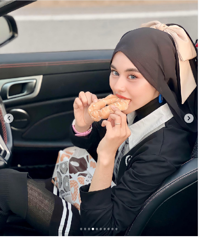 Sebelumnya pada Juni 2023, hujatan juga diterima Masya. Sebab dia mengunggah foto gayanya yang tampil dengan rok mini dan stocking hitam. Yang membuat netizen ramai mengkritiknya karena stocking yang dikenakan penyanyi 23 tahun itu transparan.  Foto: Dok. Instagram