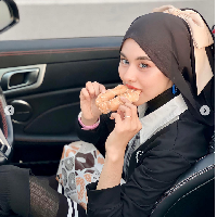 Sebelumnya pada Juni 2023, hujatan juga diterima Masya. Sebab dia mengunggah foto gayanya yang tampil dengan rok mini dan stocking hitam. Yang membuat netizen ramai mengkritiknya karena stocking yang dikenakan penyanyi 23 tahun itu transparan.  Foto: Dok. Instagram