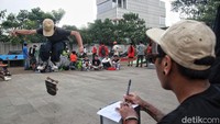 Juri menilai setiap skateboarder yang beraksi.  