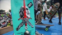 Skateboard pertama kali muncul pada 1950-an di California Selatan, Amerika Serikat. Ketika itu, papan yang digunakan masih sangat sederhana dan biasanya menggunakan roda dari sepatu roda yang dibuat sendiri.  