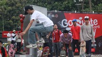 Di era itu, California menjadi pusat permainan skateboard. Gang-gang belakang gedung banyak dimanfaatkan sebagai arena bermain skateboard.  