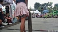 Pada 1959, untuk pertama kalinya, skateboard muncul secara komersial dan mulai diperjualbelikan.  