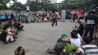 Para peserta mengikuti perayaan Go Skateboarding Day dengan beragam acara seperti lomba skateboard di Cibis Park, Jl TB Simatupang, Jakarta Selatan, Rabu (21/6/2023).  
