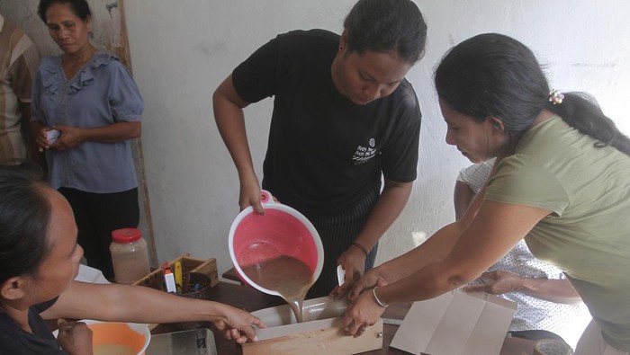 Peserta yang tergabung dalam Kelompok usaha Ita Esa mencetak sabun mandi dari campuran hasil laut di desa Oeseli, Kabupaten Rote Ndao, NTT, Rabu (21/6/2023). The Arafura and Timor Seas Ecosystem Action (ATSEA) membina dan memberikan pendampingan kepada Ibu-ibu di desa tesrebut untuk membentuk kelompok usaha guna meningkatkan perekonomian masyarakat di wilayah 3T dengan memanfaatkan potensi laut seperti rumput laut, mangrove dan juga balakacida. ANTARA FOTO/Kornelis Kaha/YU