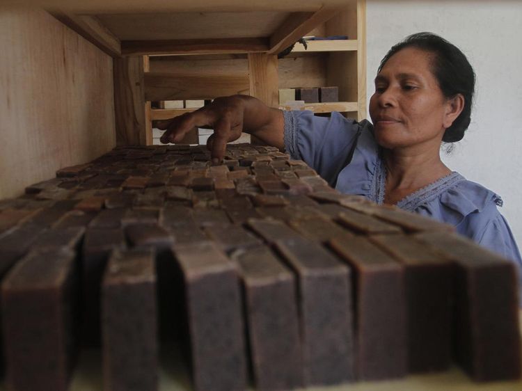 Melihat Pembuatan Sabun dari Rumput Laut di Rote Ndao