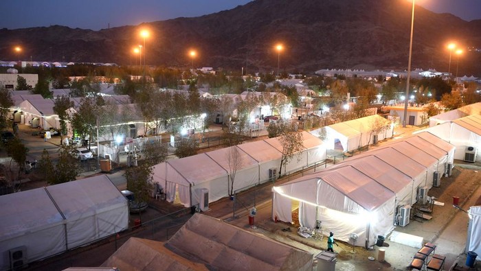 Melihat Persiapan Wukuf di Arafah Tenda-tenda yang akan digunakan jamaah saat wukuf di Arafah, Arab Saudi, Selasa (20/6/2023). (Tim MCH 2023/Wahyu Putro Arinto)