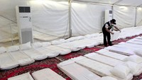 Seorang petugas mengecek kasur di tenda yang akan digunakan jemaah saat wukuf. Tim MCH 2023/Adi Wijaya.