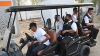 Menag dan jajarannya juga mencoba fasilitas tambahan berupa mobil golf. Sarana transportasi ini akan digunakan untuk membantu mobilitas jemaah. (Foto: Dokumentasi Media Center Haji 2023)