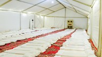 Menag meninjau tenda dan toilet jemaah haji, juga dapur yang akan digunakan untuk memasak makanan mereka.  (Foto: Dokumentasi Media Center Haji 2023)