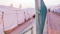 Menag melihat tenda sudah digelar karpet merah, serta dilengkapi fasilitas kasur busa. (Foto: Dokumentasi Media Center Haji 2023)