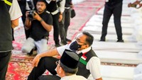 Menag juga sempat duduk di atas kasur untuk mencoba kualitas alas tidur yang telah disiapkan. (Foto: Dokumentasi Media Center Haji 2023)