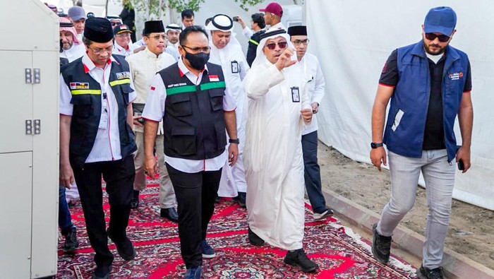 Menteri Agama Yaqut Cholil Qoumas Menteri Agama Yaqut Cholil Qoumas mengecek prasarana dan fasilitas di Arafah menjelang puncak ibadah haji.