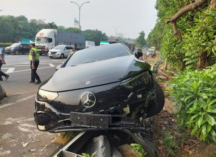 Mobil listrik kecelakaan di Tol JORR (dok. TMC Polda Metro)