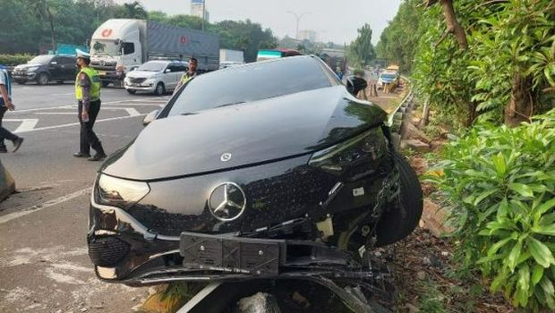 Mobil listrik kecelakaan di Tol JORR (dok. TMC Polda Metro)