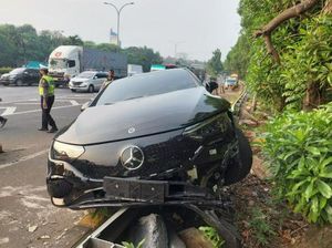 Mobil Listrik Mercy Rp 2 M Tabrak Pembatas Tol JORR, Ban sampai Nyangkut