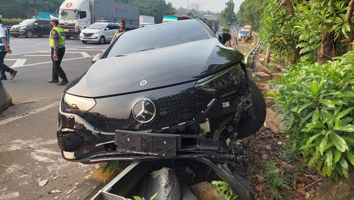 Mobil Mercy listrik kecelakaan di Tol JORR, Rabu (21/6/2023) pagi.