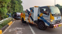 Foto: Kecelakaan bermula ketika Mercy listrik yang dikemudikan Parman (49) melaju dari barat. Sekitar 300 meter dari GT Ciputat 2 setir kendaraan tiba-tiba menarik ke arah kiri.  (Dok. Istimewa)