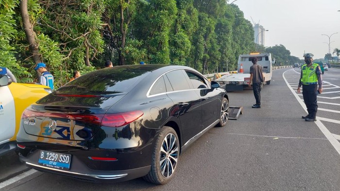 Mobil Mercy listrik kecelakaan di Tol JORR Mobil Mercy listrik kecelakaan di Tol JORR, Rabu (21/6/2023) pagi.