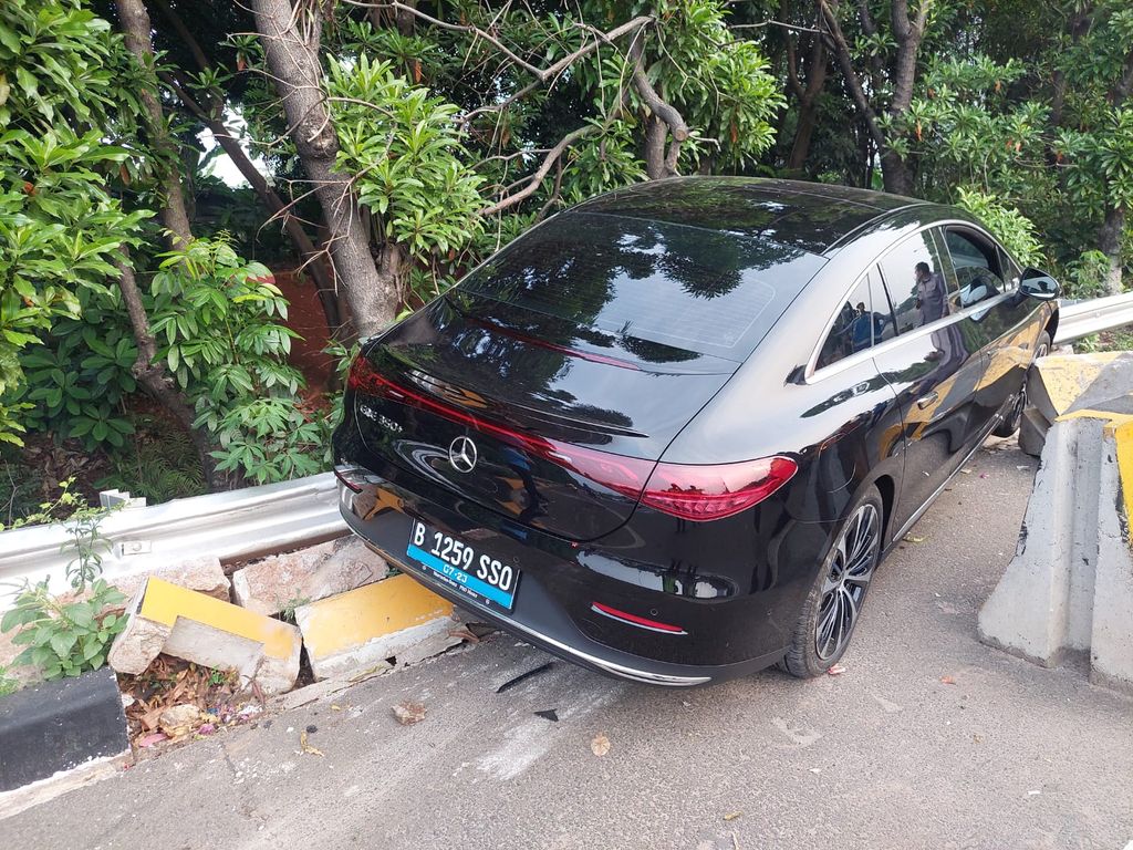 Mobil Mercy listrik kecelakaan di Tol JORR