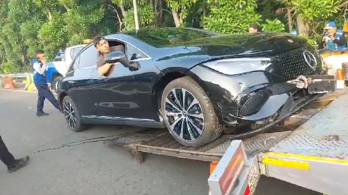 Mobil Mercy listrik kecelakaan di Tol JORR