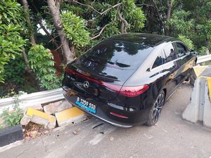 Mobil Listrik Mercy Tabrak Pembatas Tol JORR Setir Terasa Tertarik, Pakar Bilang Gini