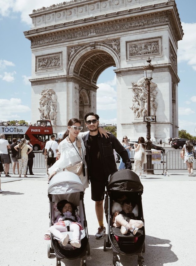 Traveling berdua juga menjadi hobi mereka. Sesekali mereka mengajak kedua buah hati. (Foto: Instagram/@syahnazs)