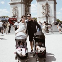 Traveling berdua juga menjadi hobi mereka. Sesekali mereka mengajak kedua buah hati. (Foto: Instagram/@syahnazs)