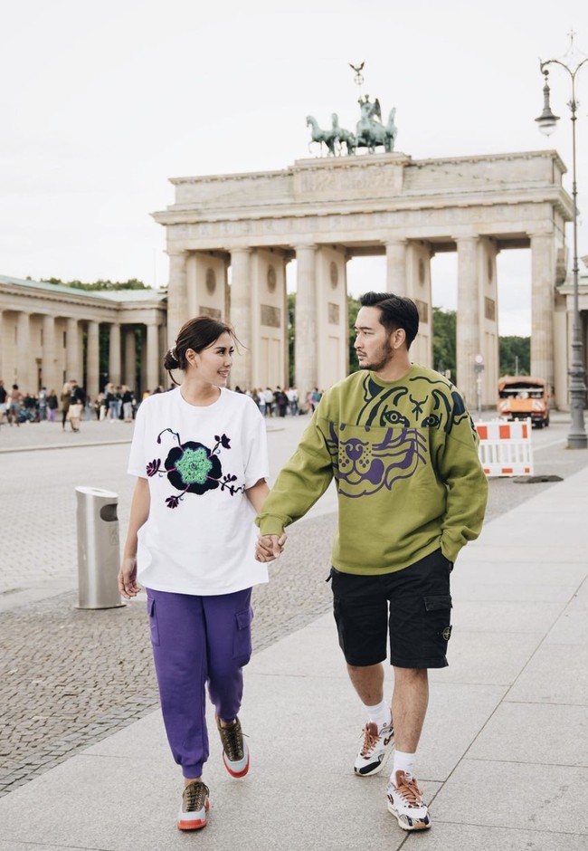 Terlepas dari kemesraan yang ditampilkan, rumah tangga mereka tetap tak luput dari isu perselingkuhan setelah Lady Nayoan membeberkan bukti suaminya, aktor Rendy Kjaernett, mendua dengan adik Raffi Ahmad itu. (Foto: Instagram/@syahnazs)